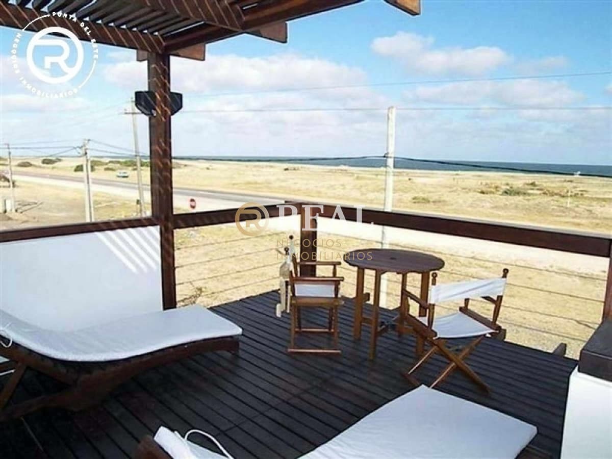 Frente al mar con amplia barbacoa.
