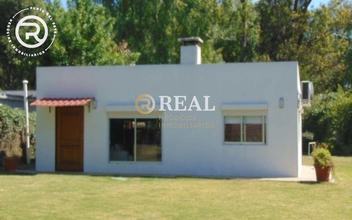 Casa a estrenar con amplio jardin y parrillero.