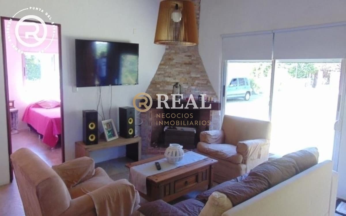 Casa a estrenar con amplio jardin y parrillero.