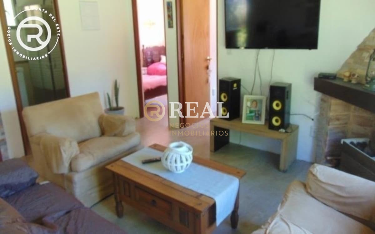 Casa a estrenar con amplio jardin y parrillero.