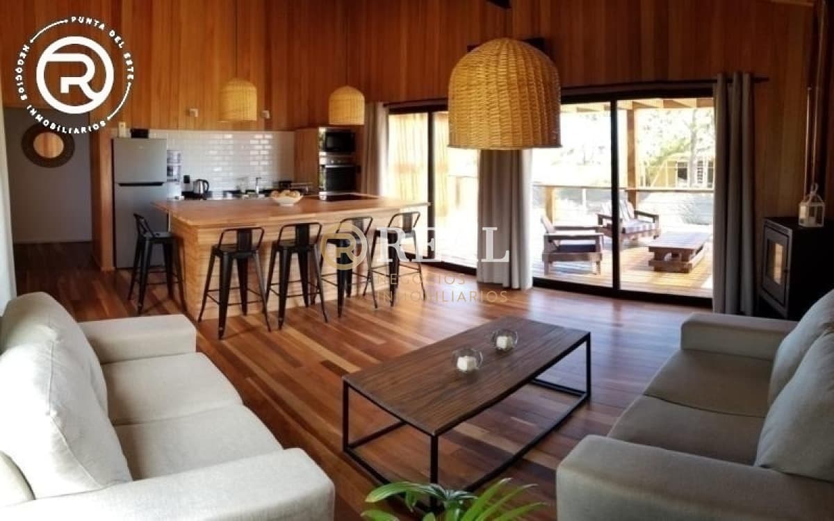 Casa muy moderna en Manantiales en alquiler