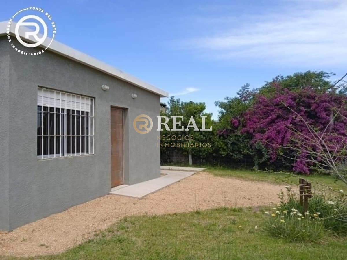 Se alquila casa con dependencia en Balneario Buenos Aires