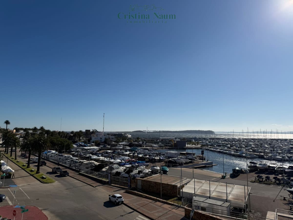 FRENTE AL PUERTO CON BARBACOA PROPIA