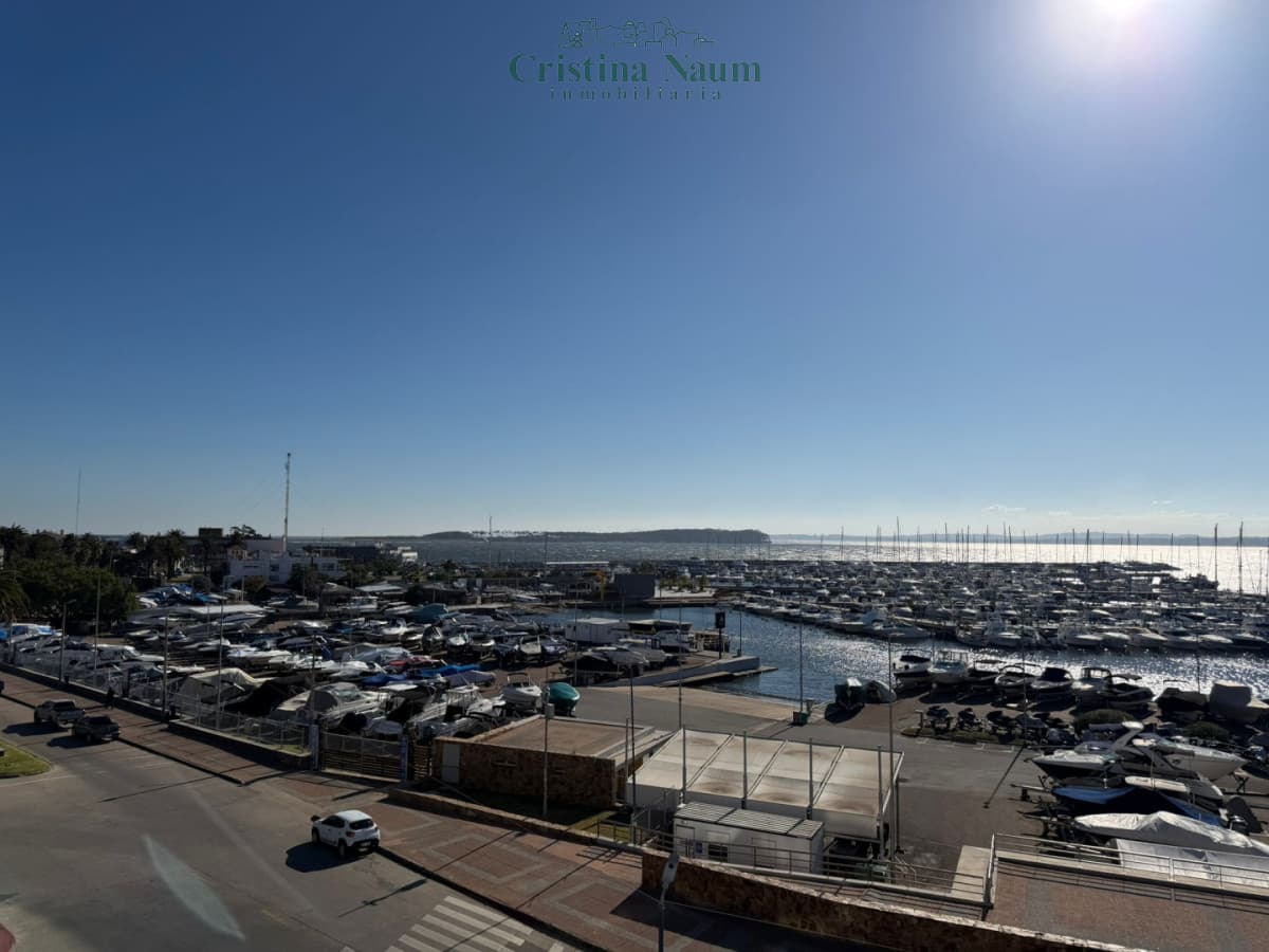 FRENTE AL PUERTO CON BARBACOA PROPIA