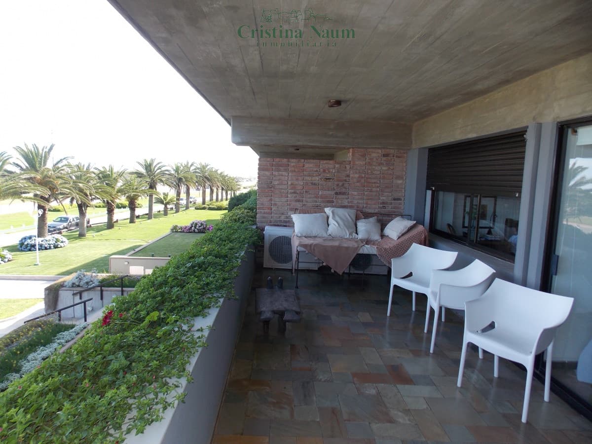 MUY BUEN APARTAMENTO FRENTE AL MAR