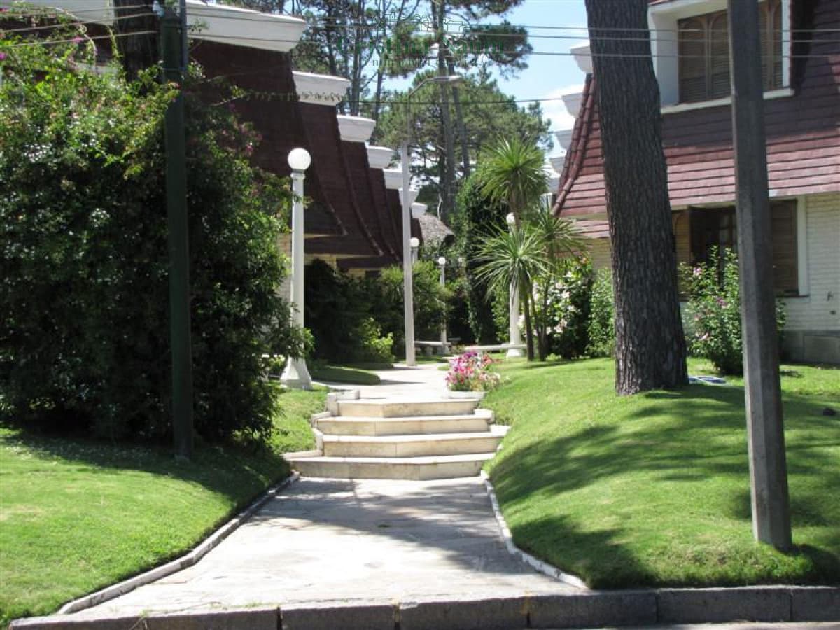 Duplex de 2 dormitorios en complejo cerrado y muy seguro sobre Avda Francia