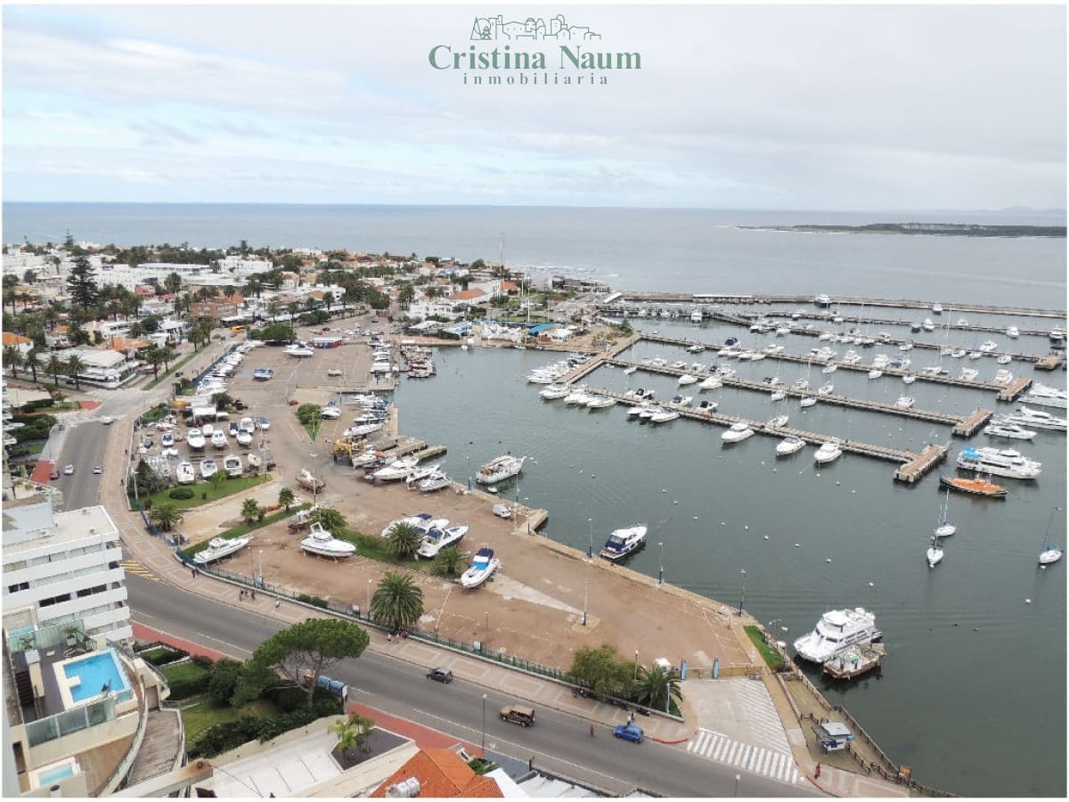 EXCEPCIONAL PENTHOUSE CON VISTAS DESDE TODOS LOS AMBIENTES HACIA EL PUERTO, LA ISLA Y LA CIUDAD