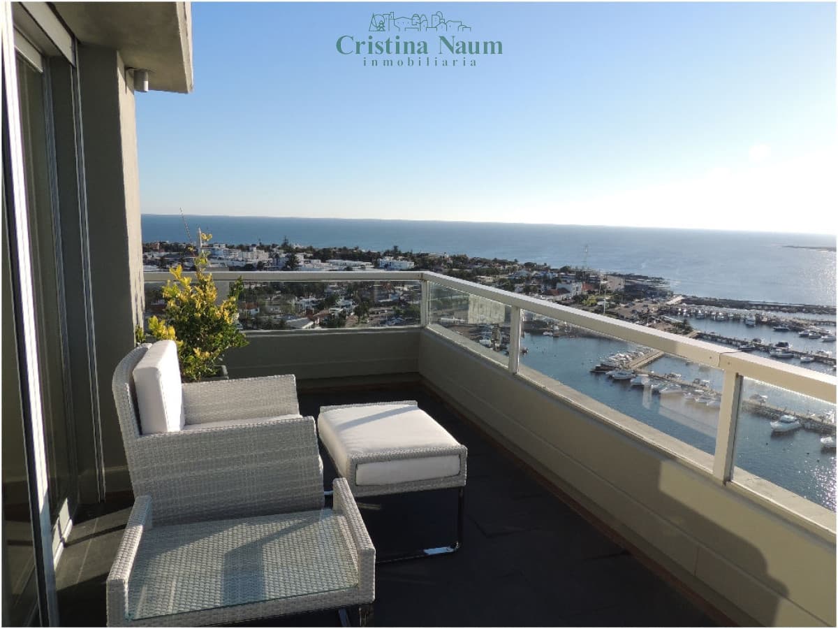 EXCEPCIONAL PENTHOUSE CON VISTAS DESDE TODOS LOS AMBIENTES HACIA EL PUERTO, LA ISLA Y LA CIUDAD