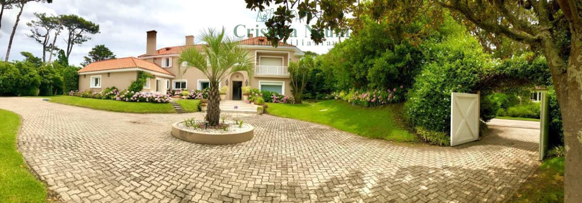 Increíble casa a 50 metros del mar playa brava !!