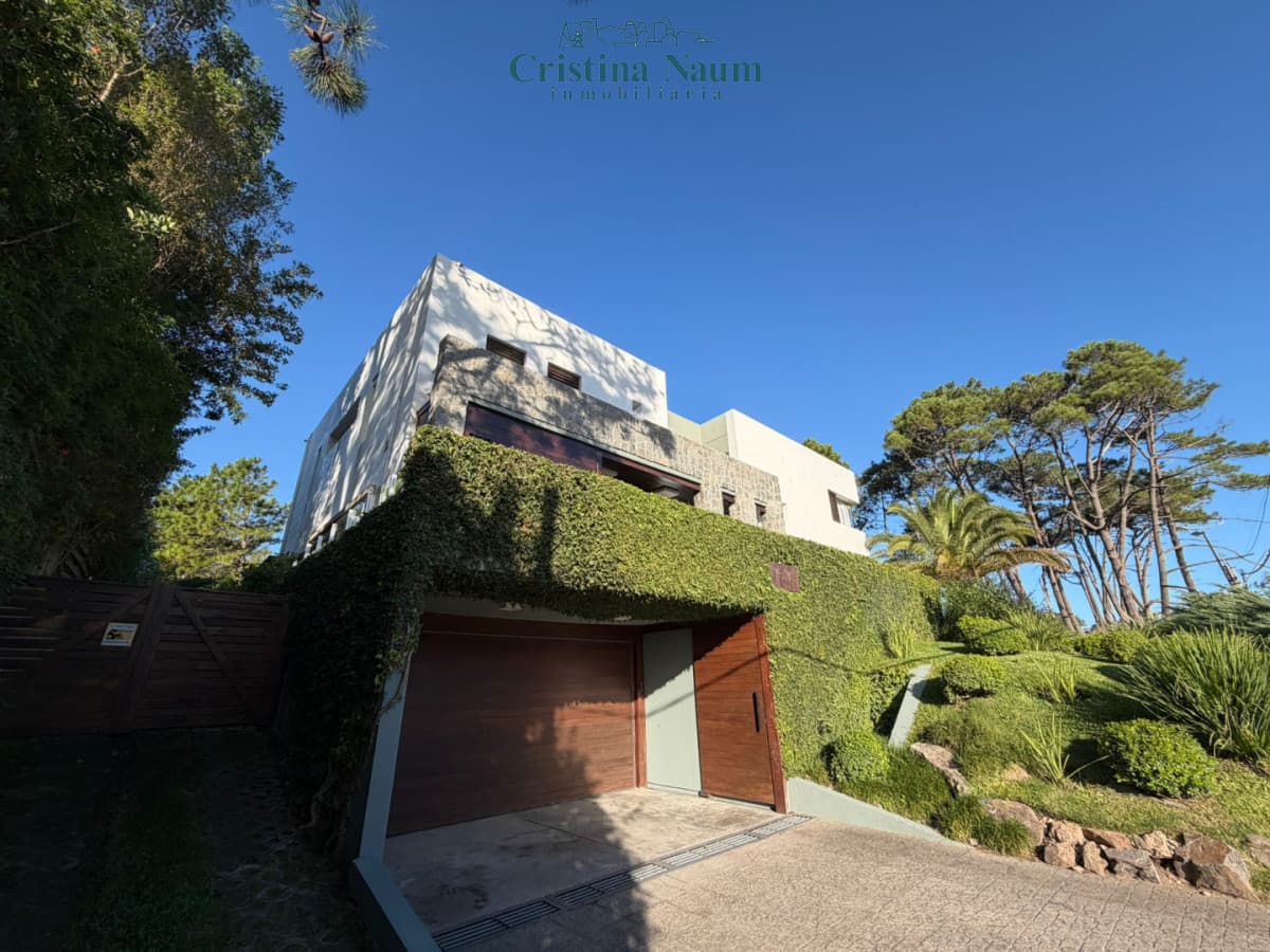 ESPECTACULAR CASA MINIMALISTA A 300 MTS DEL MAR