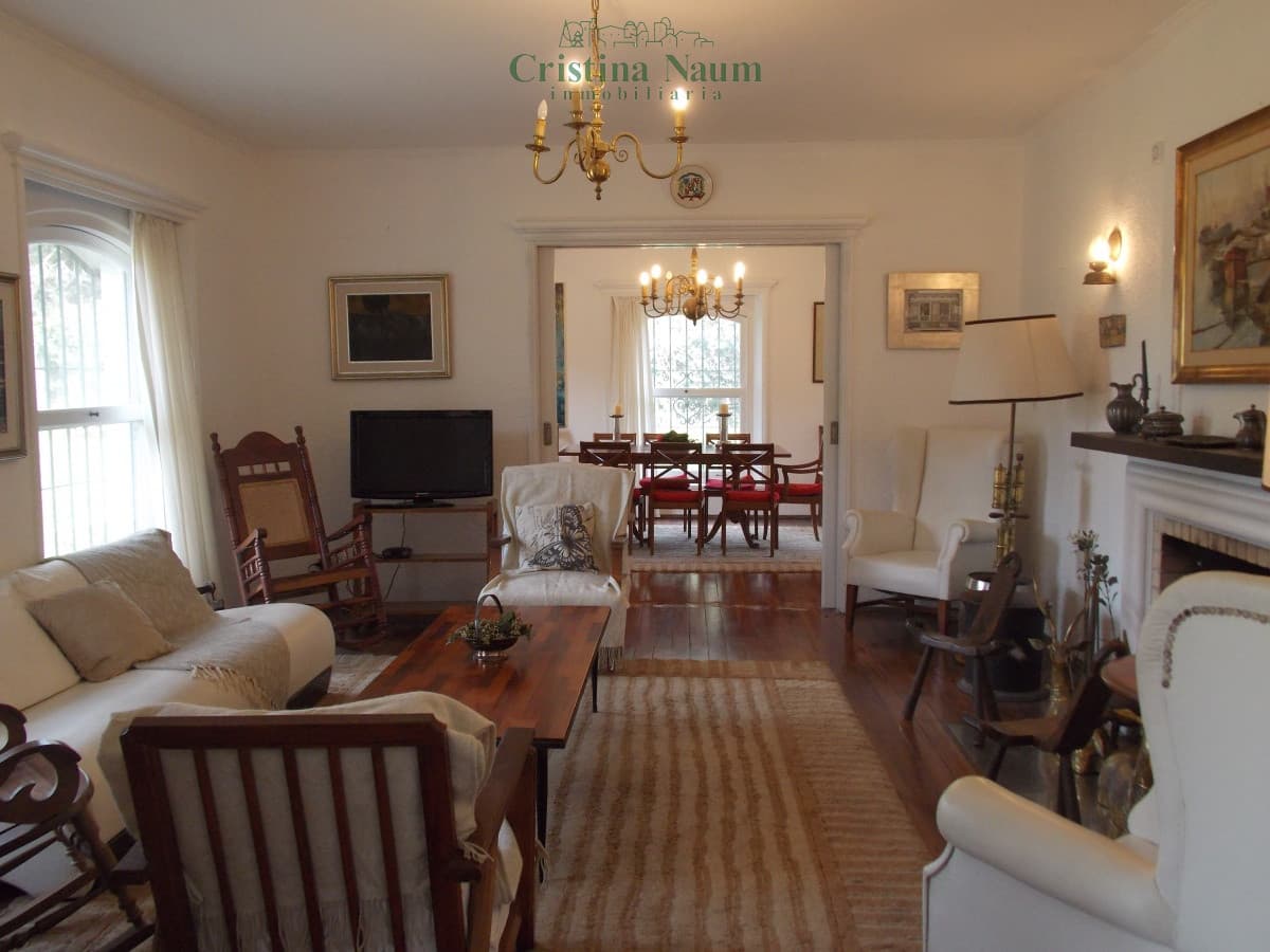 Excelente casa para familia numerosa, espacios muy amplios !!