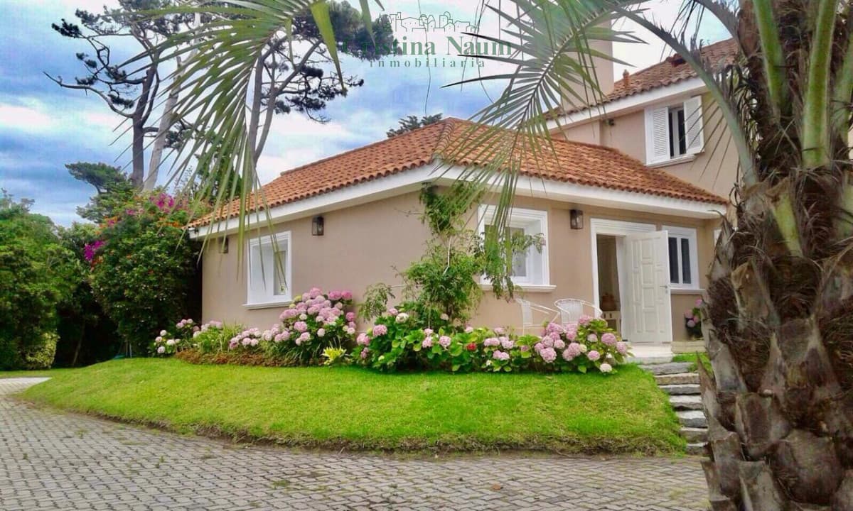 Increíble casa a 50 metros del mar playa brava !!