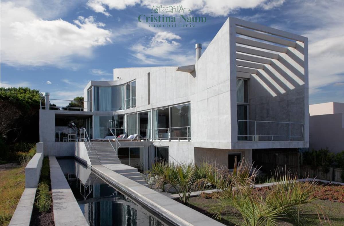 Sensacional casa en Punta Piedras