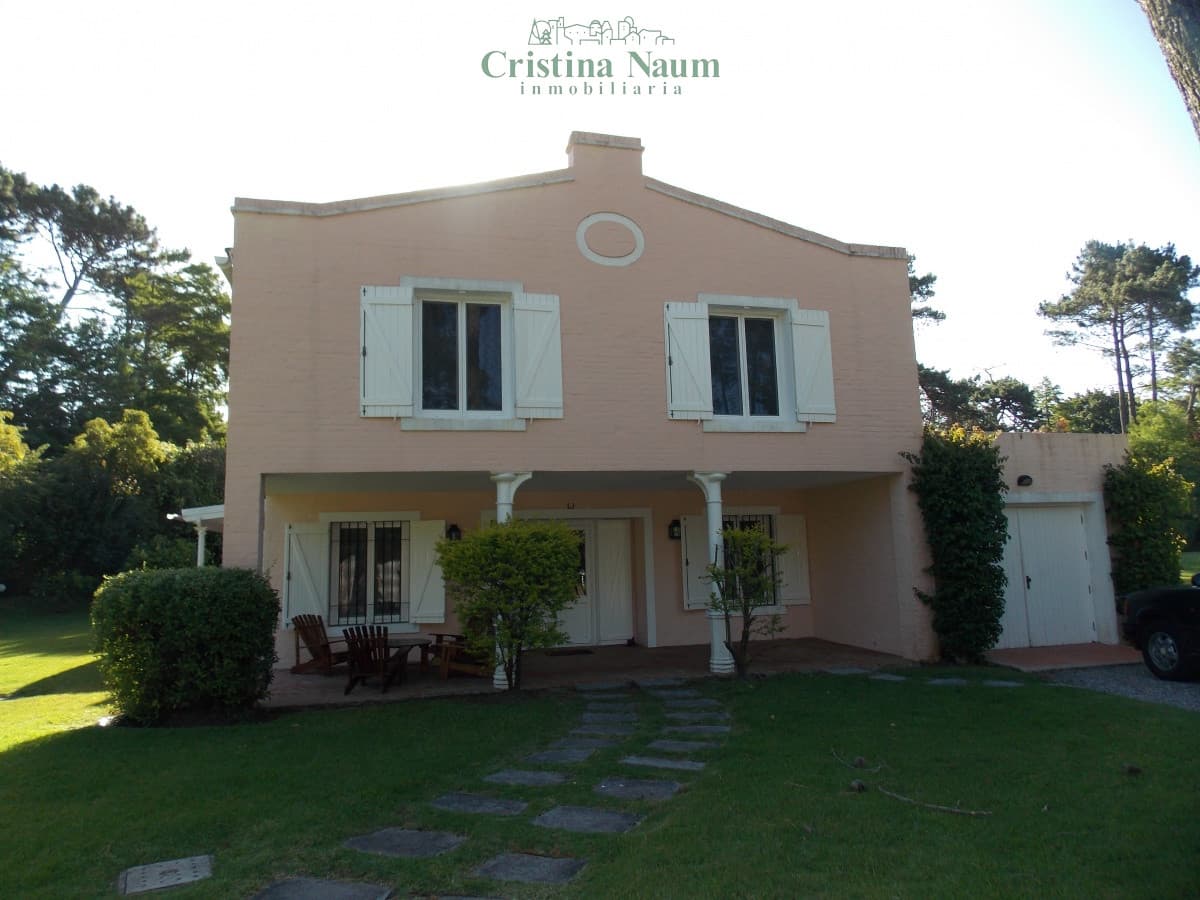 GOLF , ENCANTADORA CASA , MUY PRÓXIMA A LA PLAYA.