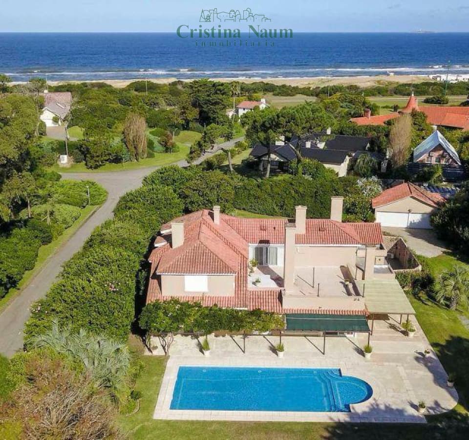 Increíble casa a 50 metros del mar playa brava !!