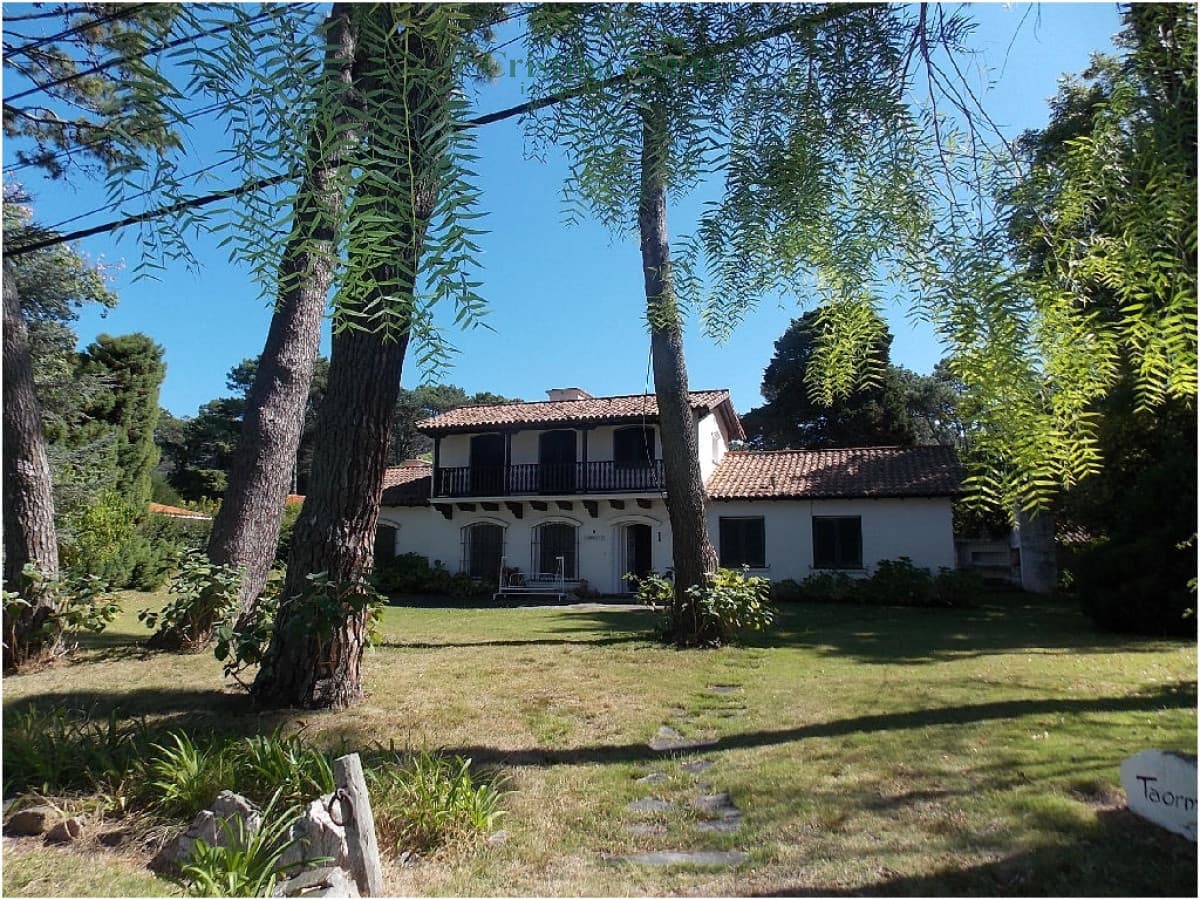 Excelente casa para familia numerosa, espacios muy amplios !!