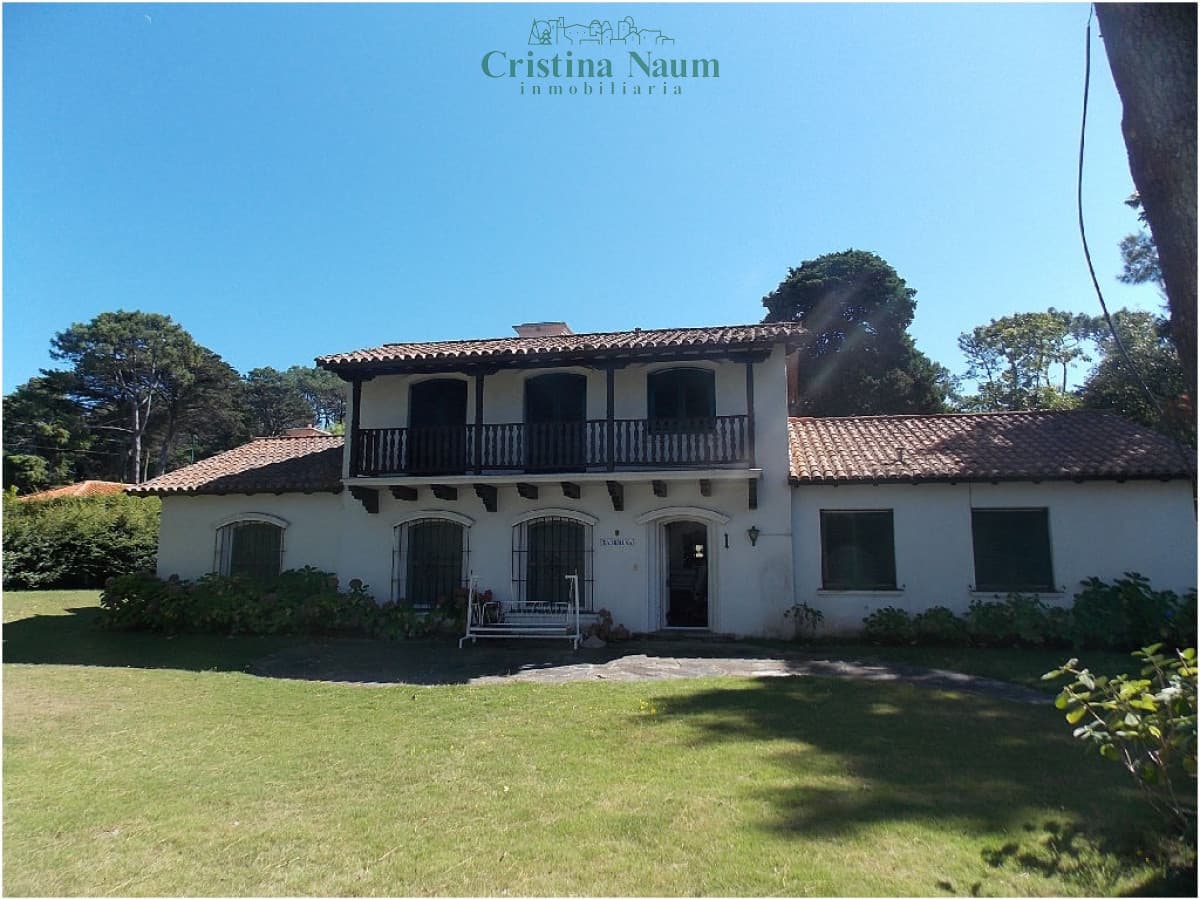Excelente casa para familia numerosa, espacios muy amplios !!