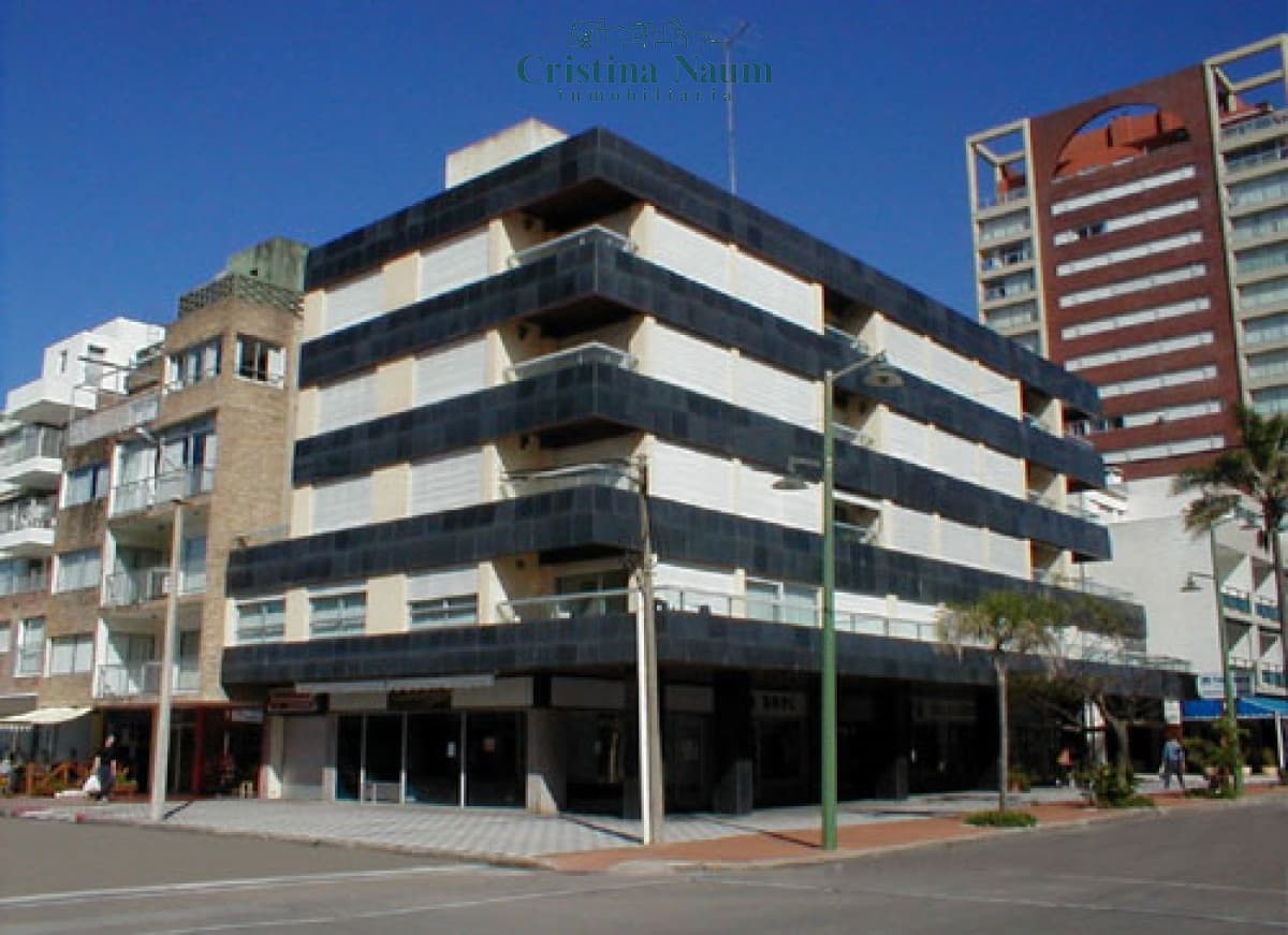 AMPLIO LOCAL EN ESQUINA SOBRE GORLERO