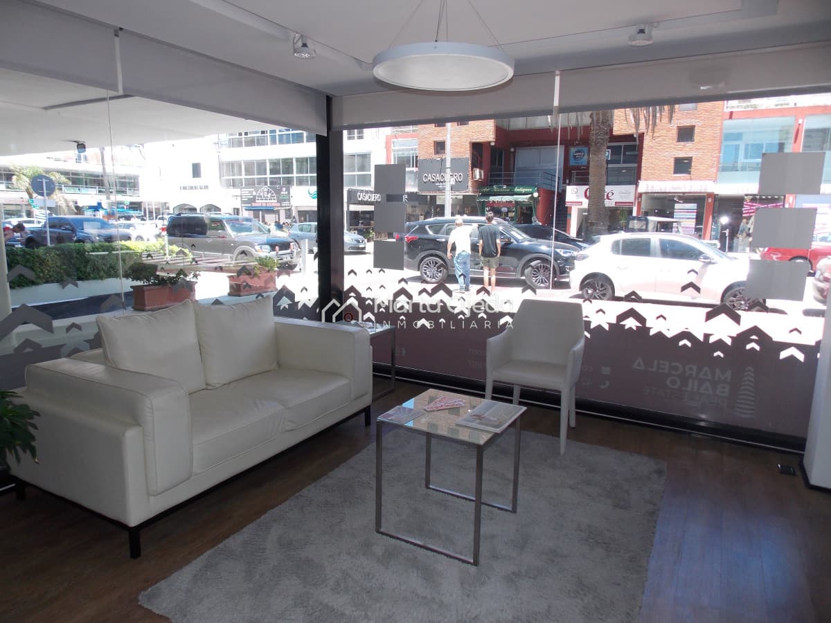 Local Comercial ID.41062 - Gran local comercial ubicado en zona estratégica en la PENÍNSULA de PUNTA del ESTE.