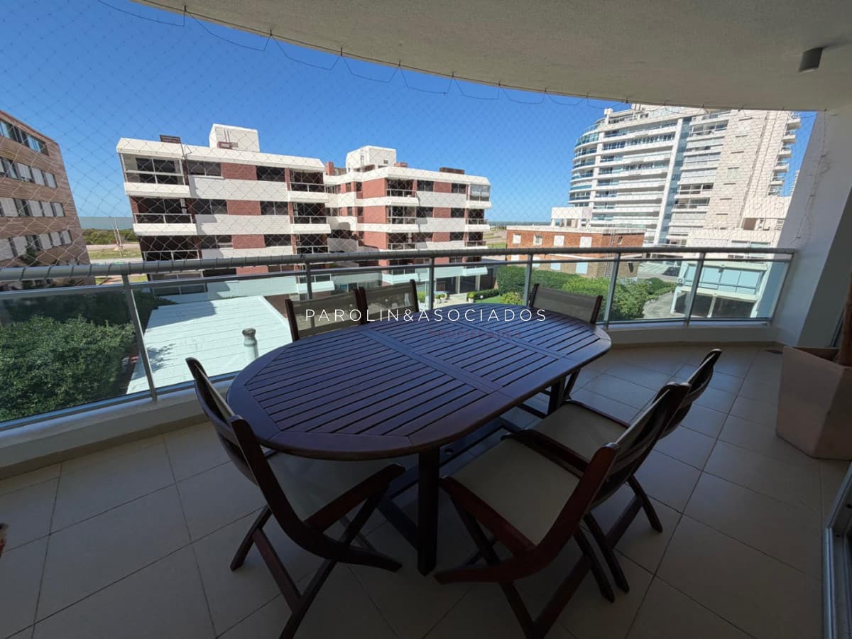 Apartamento en venta de 3 dormitorios en Brava, Punta del Este.