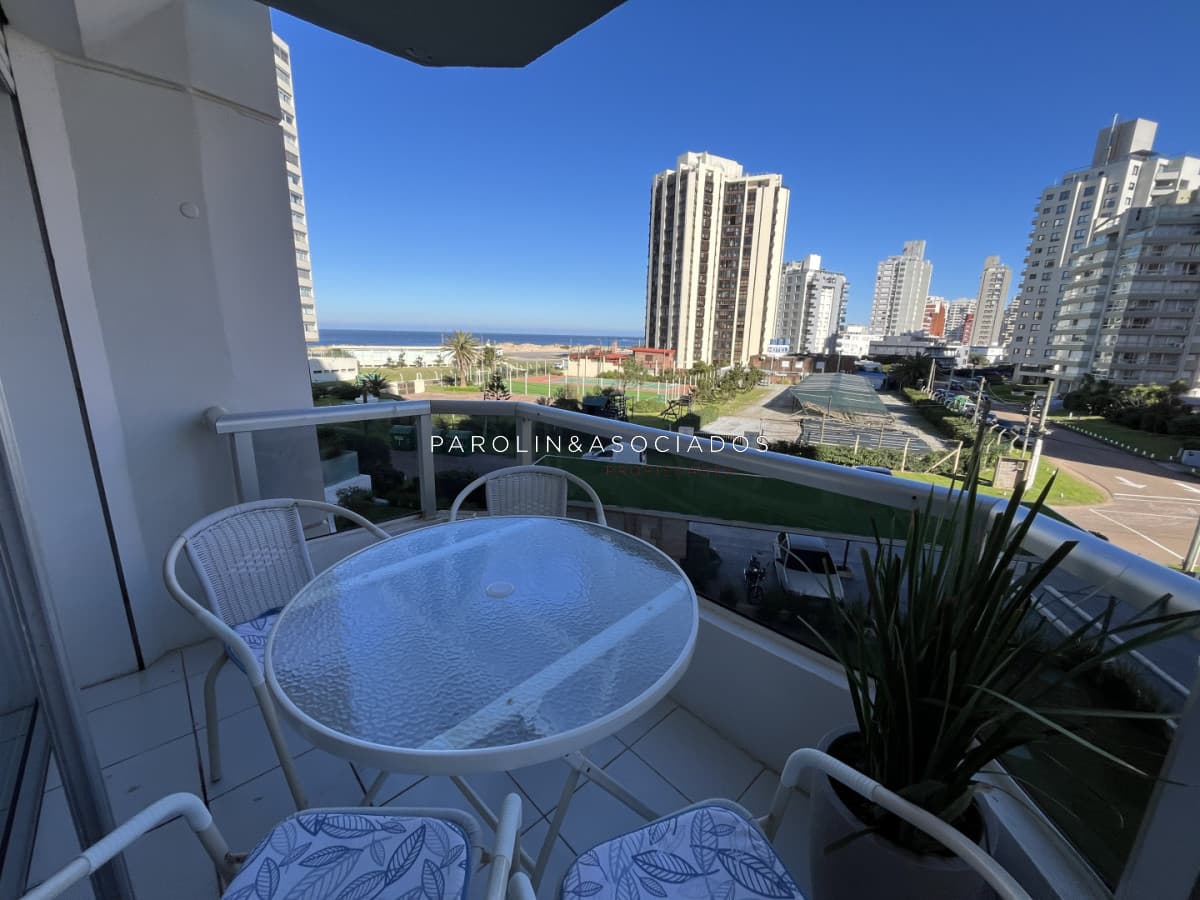 BRAVA, A 100 MTS DEL MAR. COMODO APARTAMENTO CON MUY BUENOS SERVICIOS