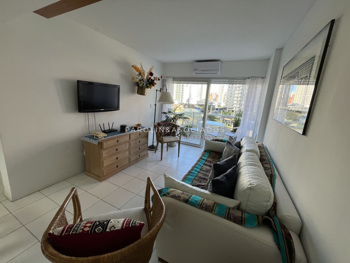 BRAVA, A 100 MTS DEL MAR. COMODO APARTAMENTO CON MUY BUENOS SERVICIOS