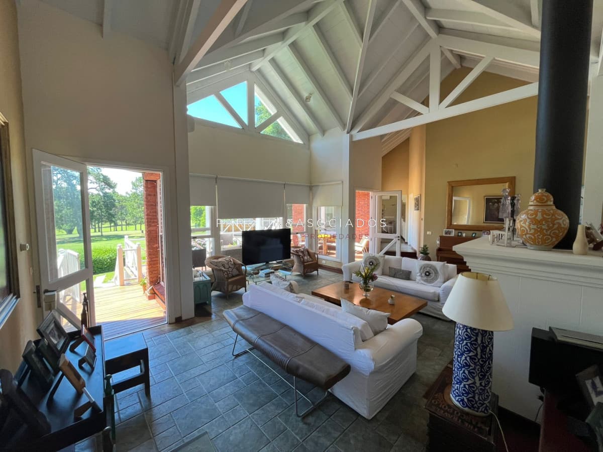 CASA EN EL GOLF LINDERA AL GREEN