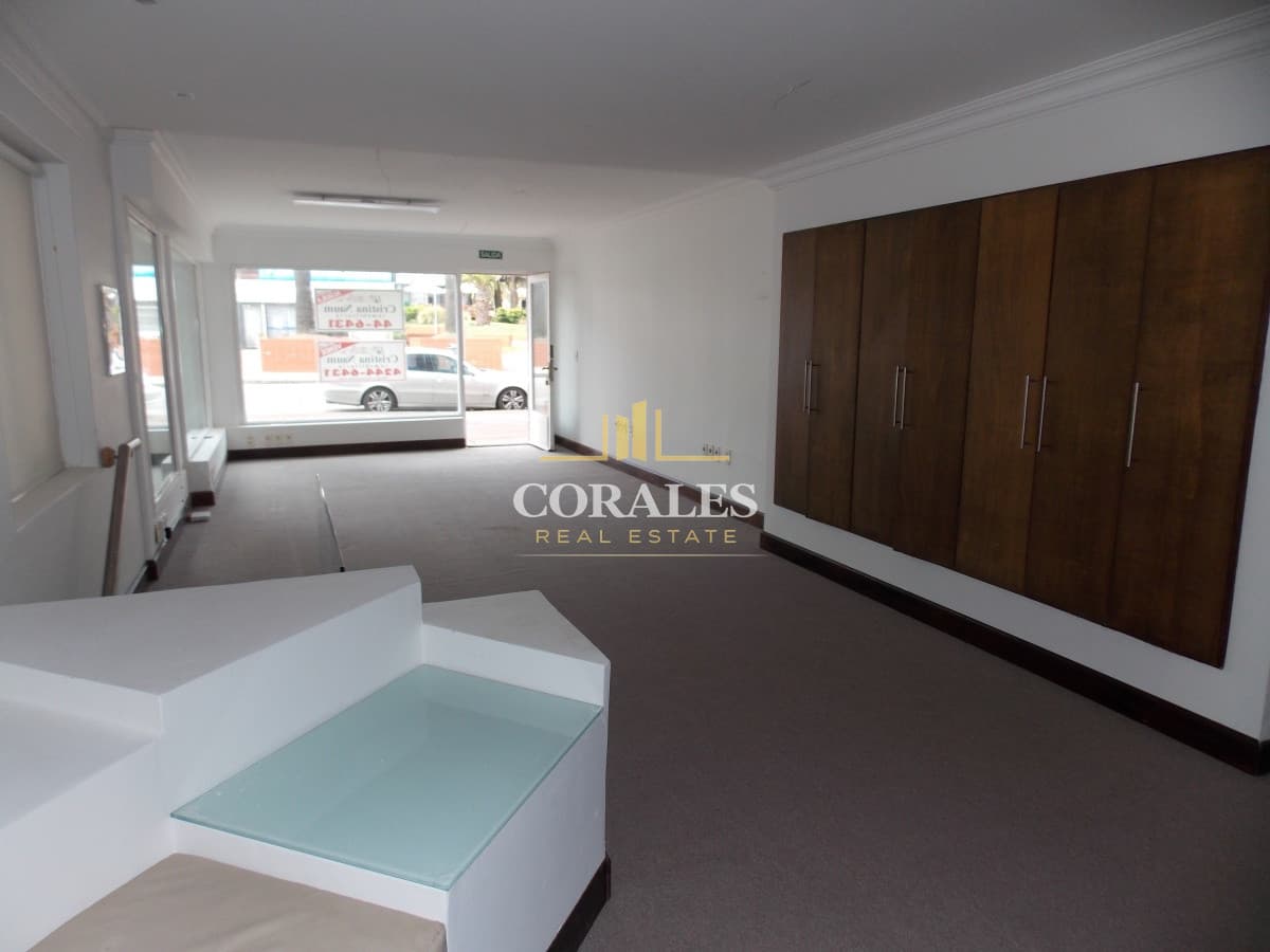 PENINSULA - EXCELENTE LOCAL SOBRE CALLE GORLERO !!!
