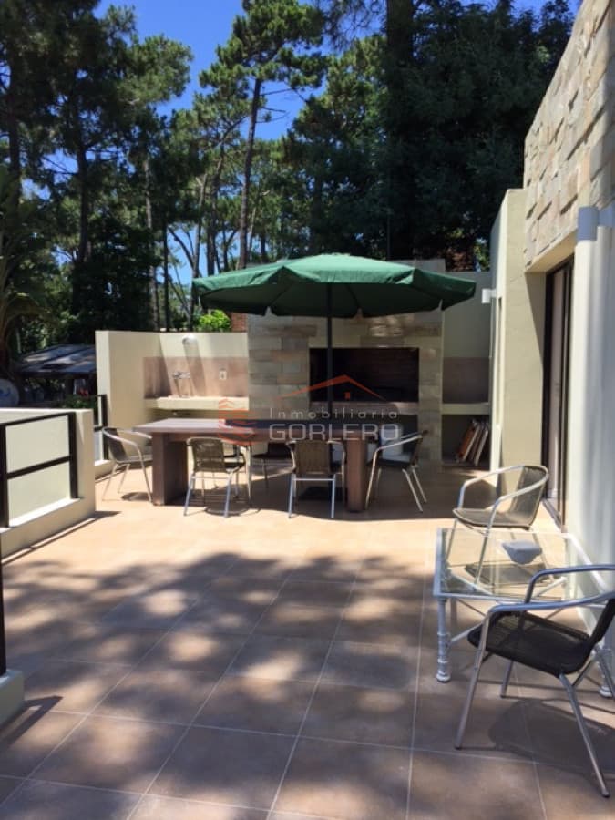 Alquiler de casa en Pinares, Punta del Este, 3 dormitorios con piscina y parrillero