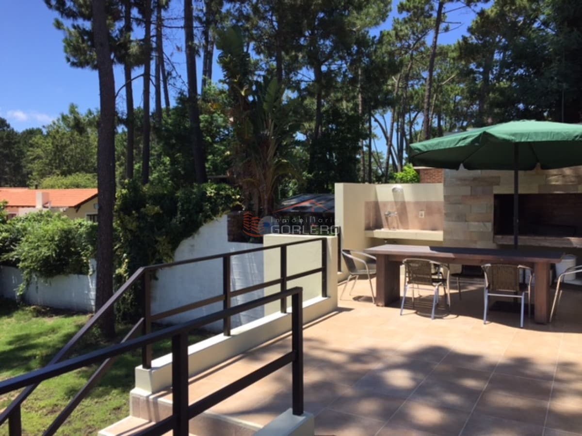 Alquiler de casa en Pinares, Punta del Este, 3 dormitorios con piscina y parrillero