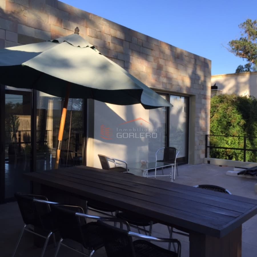 Alquiler de casa en Pinares, Punta del Este, 3 dormitorios con piscina y parrillero