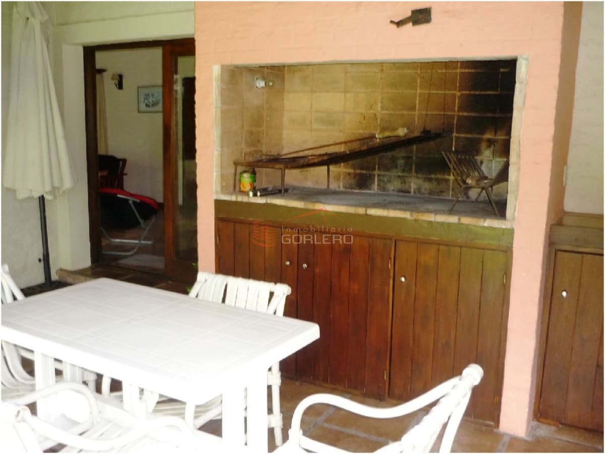 Casa de 3 dormitorios en Pinares con parrillero y gran patio