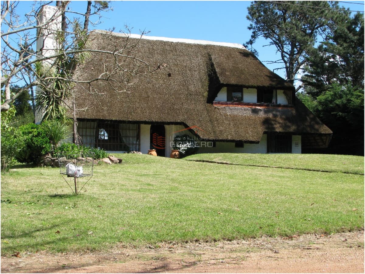 Casa en Venta y Alquiler Anual en Punta del Este, Barrio Córdoba  - Inmobiliaria Gorlero