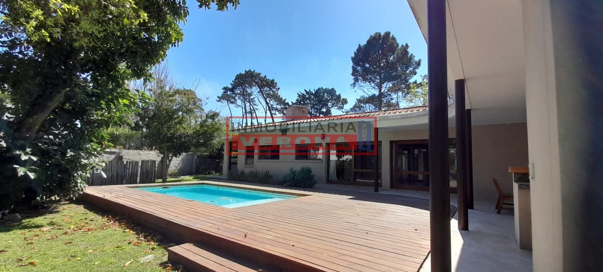 Casa en venta y alquiler anual en  Punta del Este, zona de playa mansa, colegios, con piscina climatizada - Inmobiliaria Verona Punta