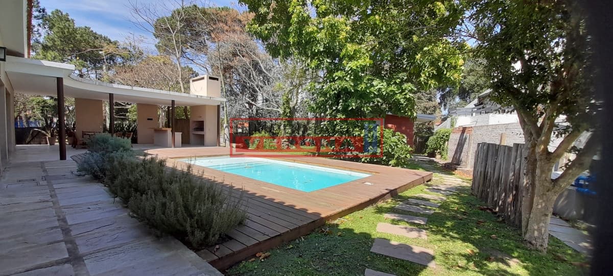 Casa en venta y alquiler anual en  Punta del Este, zona de playa mansa, colegios, con piscina climatizada - Inmobiliaria Verona Punta
