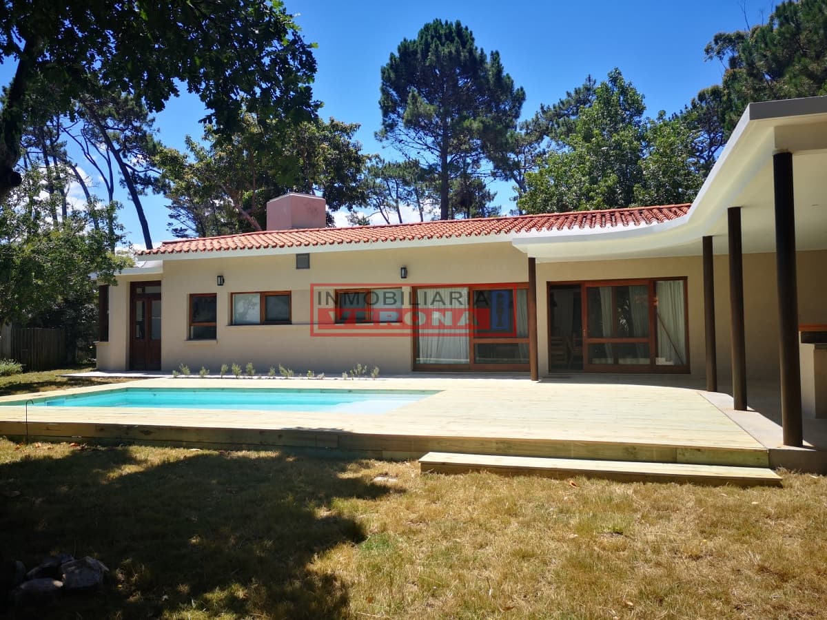 Casa en venta y alquiler anual en  Punta del Este, zona de playa mansa, colegios, con piscina climatizada - Inmobiliaria Verona Punta
