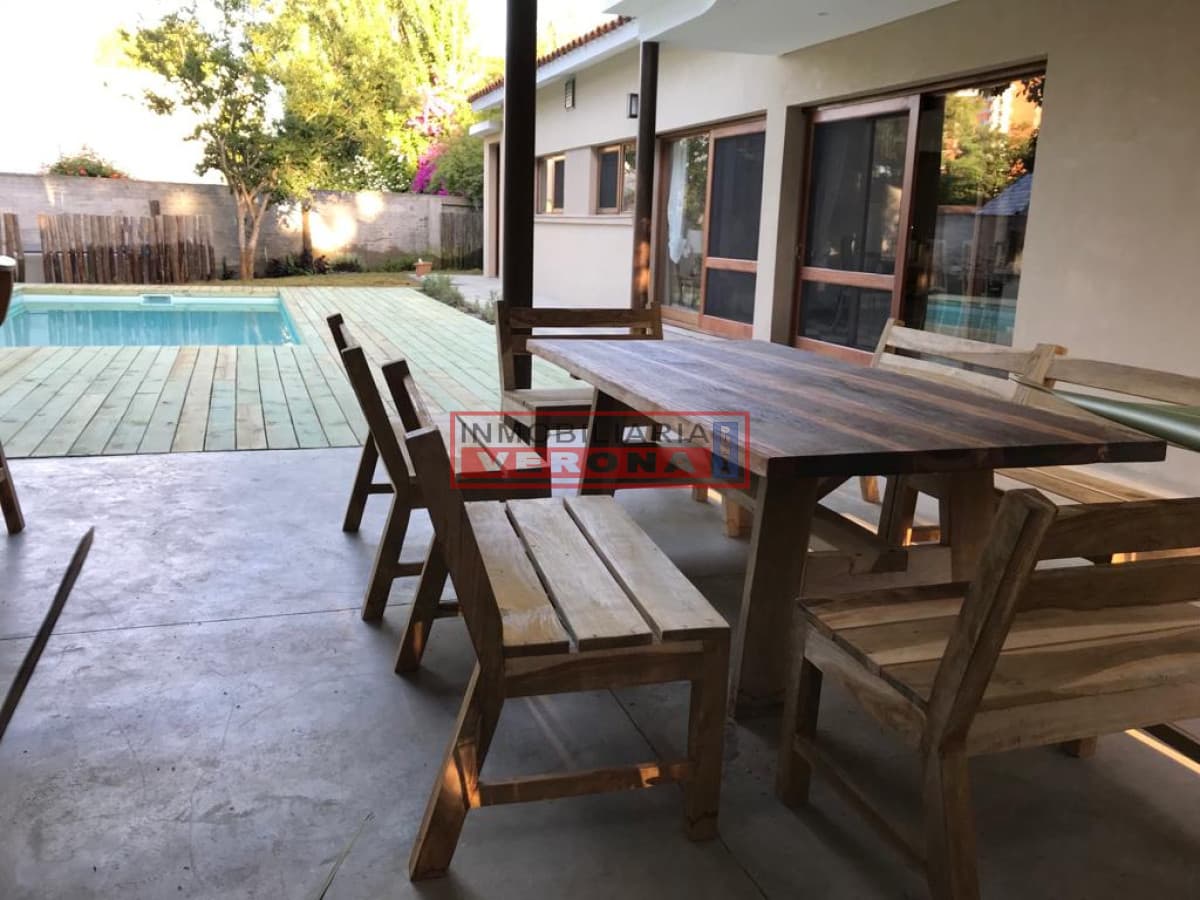 Casa en venta y alquiler anual en  Punta del Este, zona de playa mansa, colegios, con piscina climatizada - Inmobiliaria Verona Punta