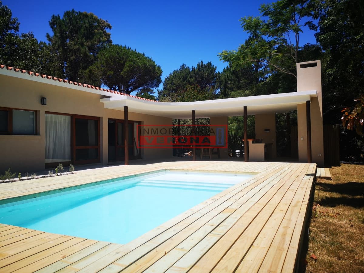 Casa en venta y alquiler anual en  Punta del Este, zona de playa mansa, colegios, con piscina climatizada - Inmobiliaria Verona Punta