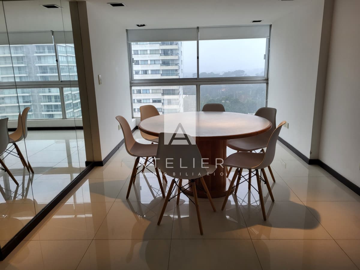 Venta de amplio apartamento de 3 dormitorios, Roosevelt, Punta del  Este