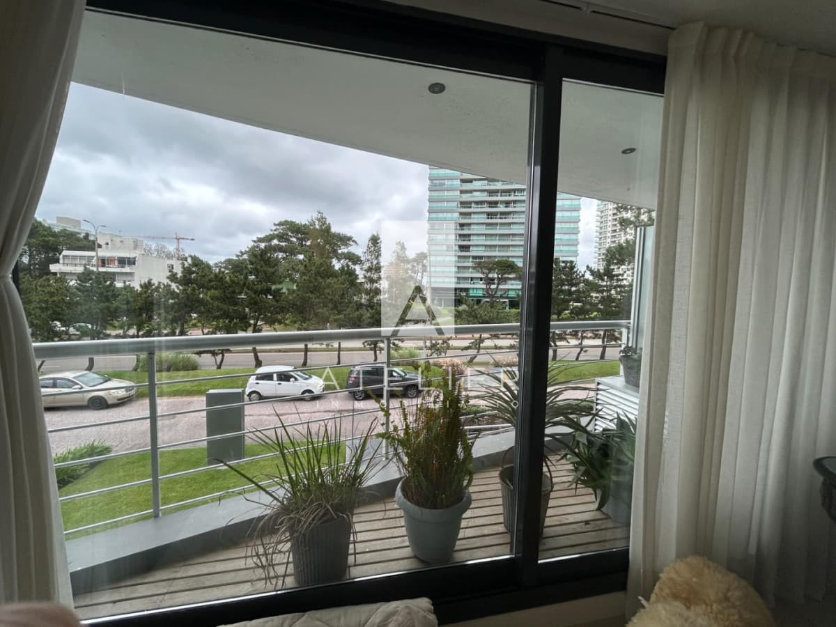Apartamento en Venta de 3 dormitorios en edificio a pasos de Punta Shopping en Punta del Este