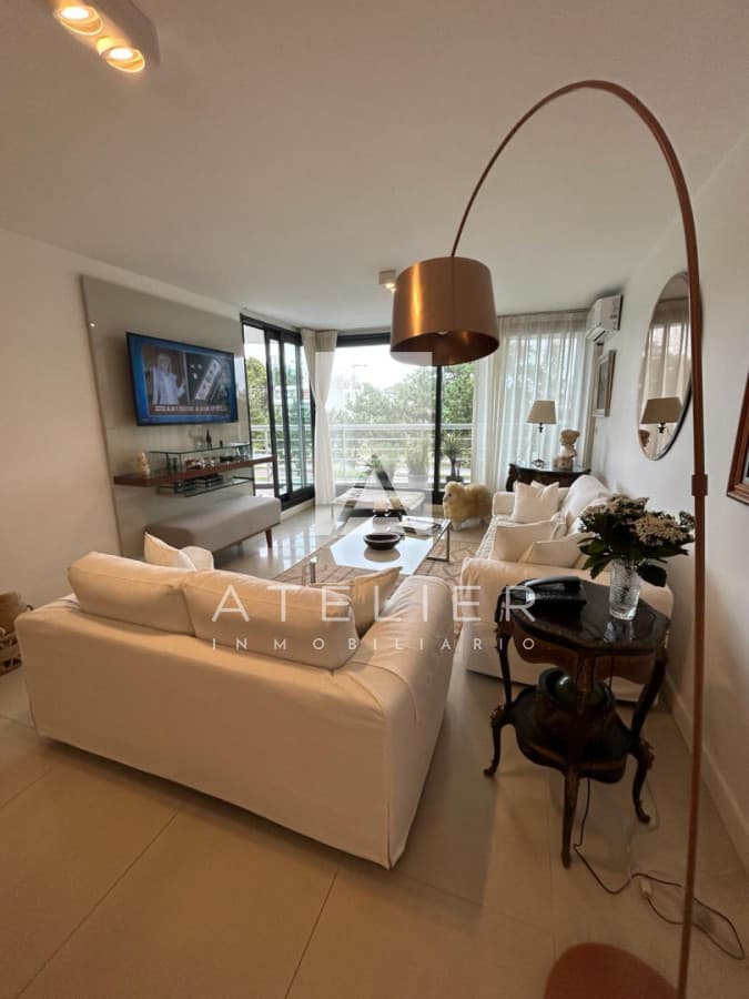Apartamento en Venta de 3 dormitorios en edificio a pasos de Punta Shopping en Punta del Este