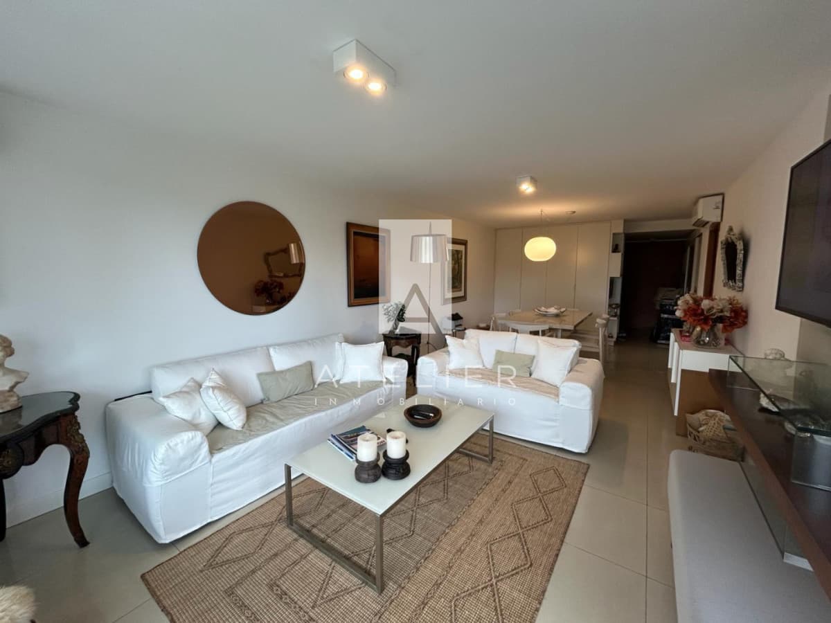 Apartamento en Venta de 3 dormitorios en edificio a pasos de Punta Shopping en Punta del Este