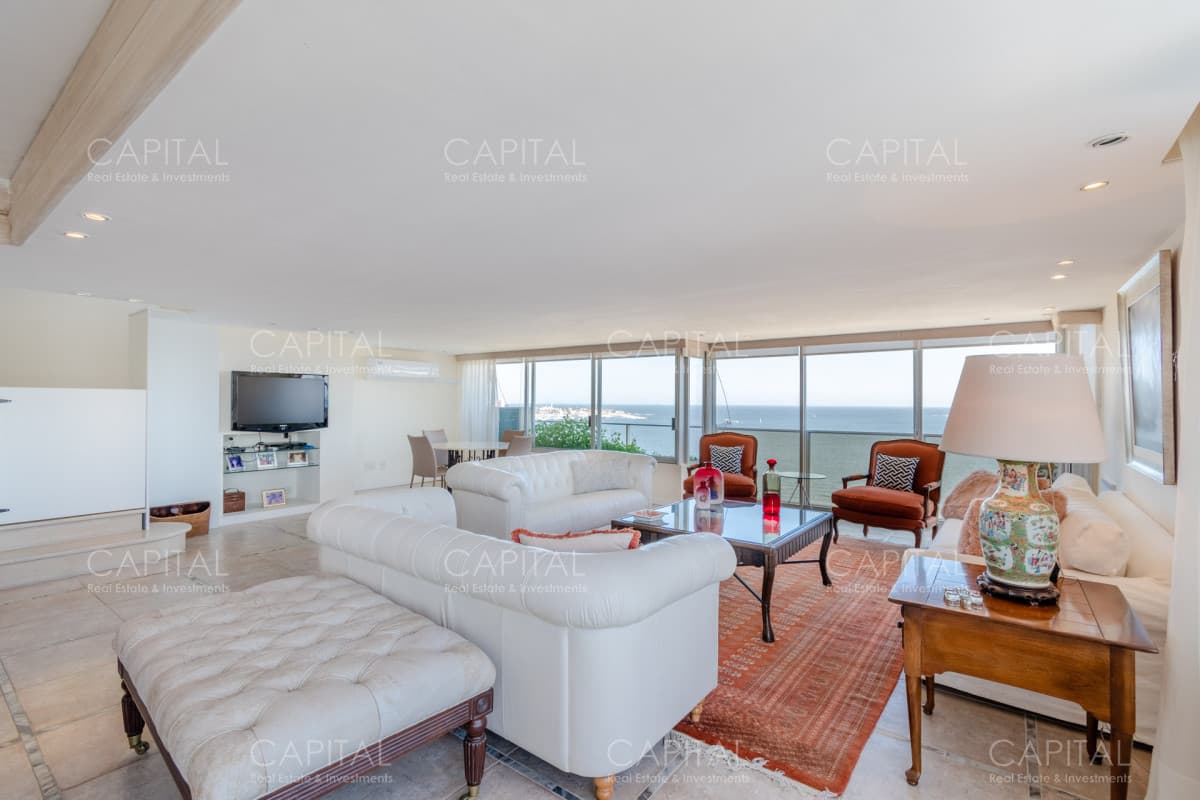 Penthouse de Cuatro Dormitorios frente al Mar - Venta Playa Mansa