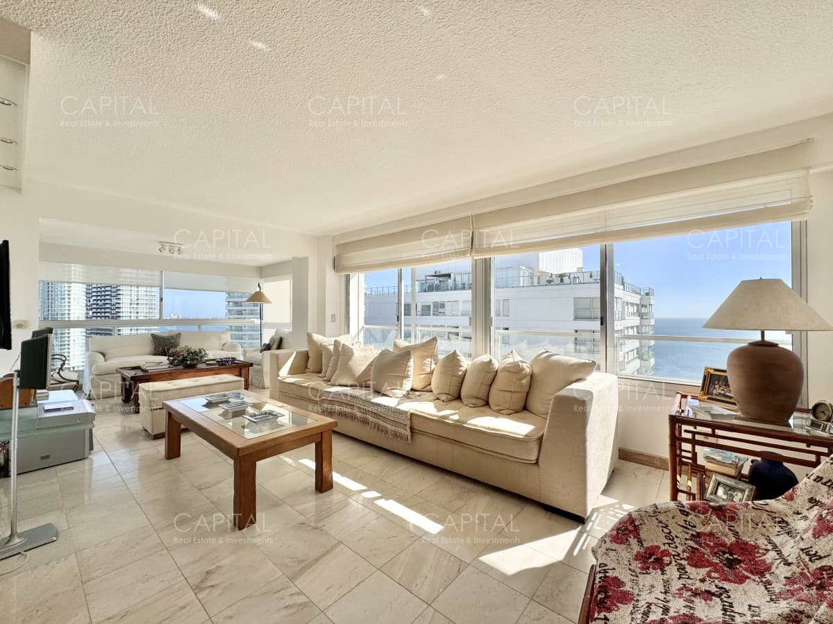 Apartamento de tres dormitorios y dependencia en venta, Playa Mansa, Punta del Este.