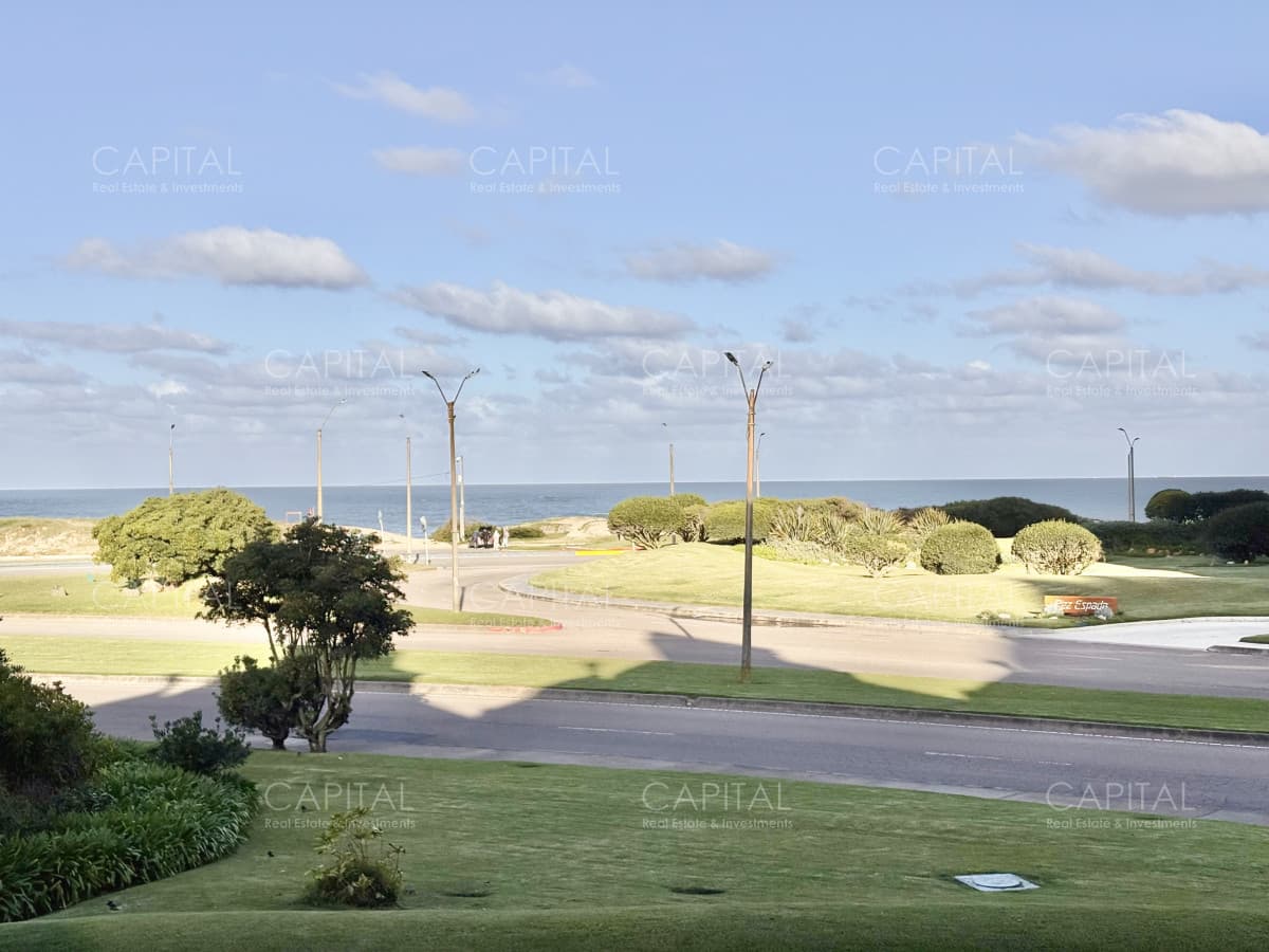 Apartamento reciclado de dos dormitorios frente al mar en Playa Brava en venta