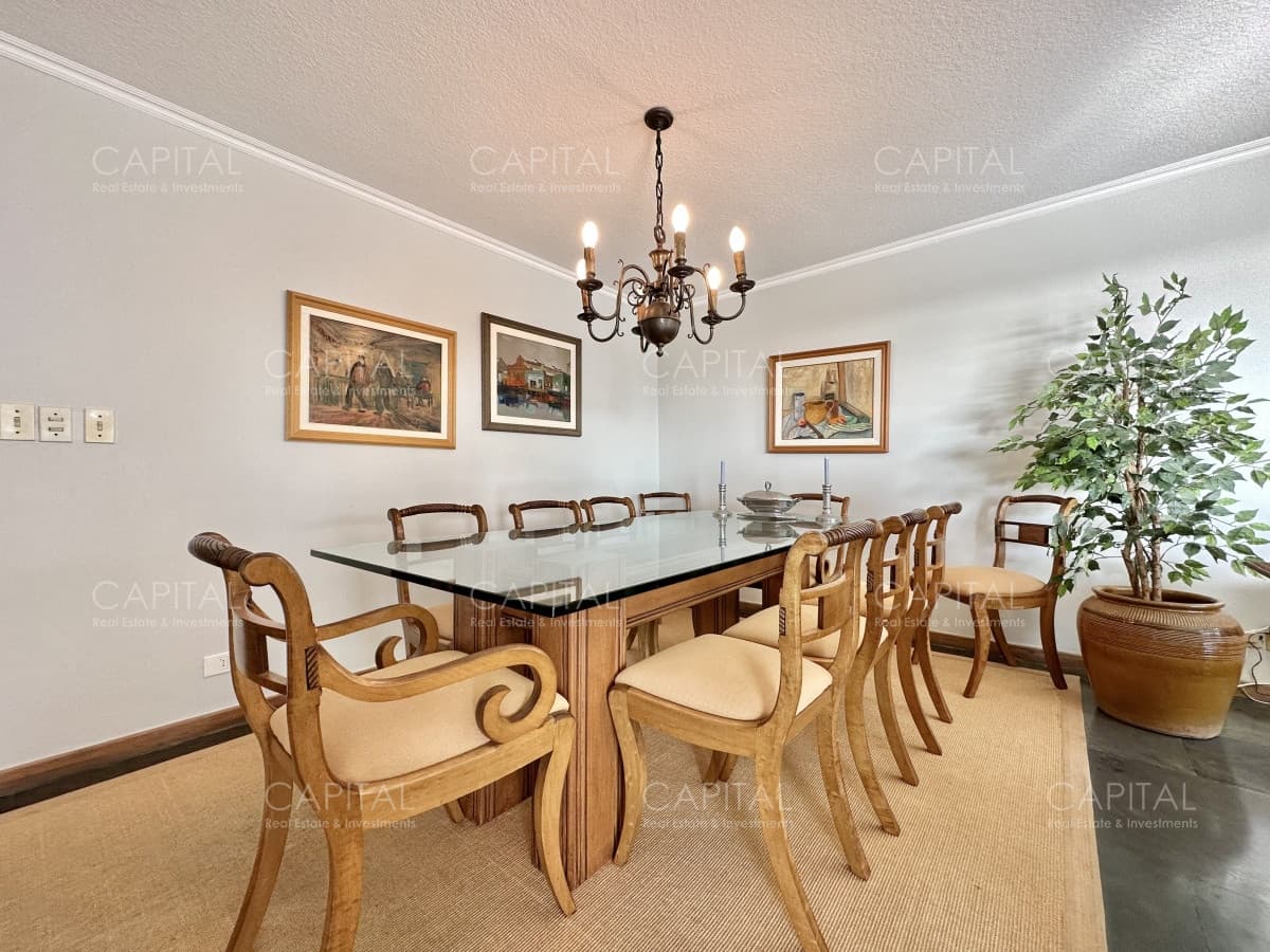 Apartamento de tres dormitorios y de dependencia de servicio, Puerto de Punta del Este.