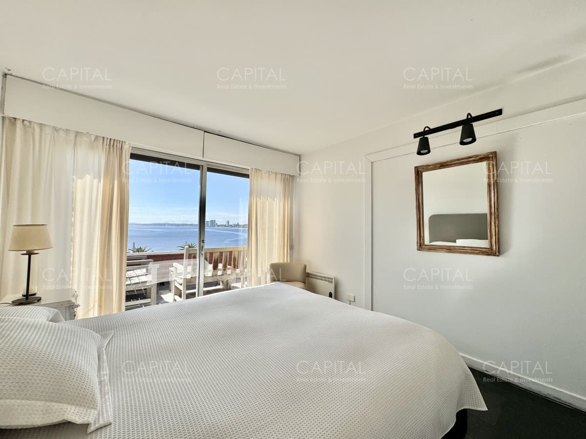 Apartamento de tres dormitorios en venta, Primera Linea Playa Mansa, Punta del Este.