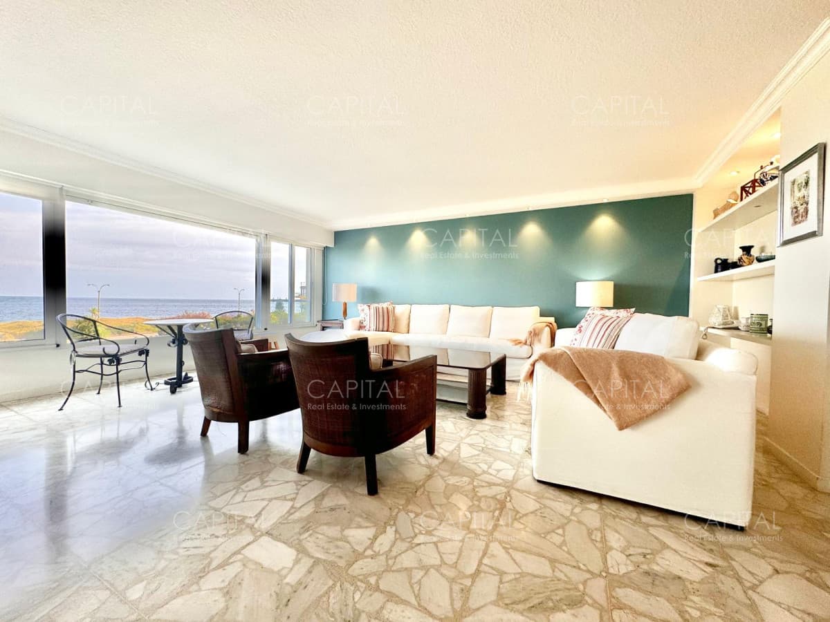 Excelente Apartamento primera linea playa mansa en edificio de categoría