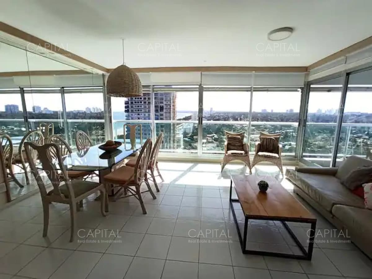 Venta de excelente apartamento dos dormitorios Playa Mansa