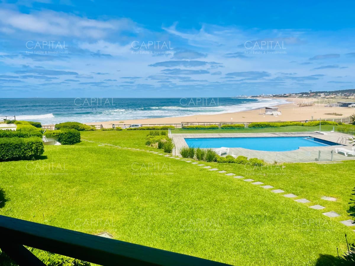 Lomas de Manantiales frente a Bikini Beach